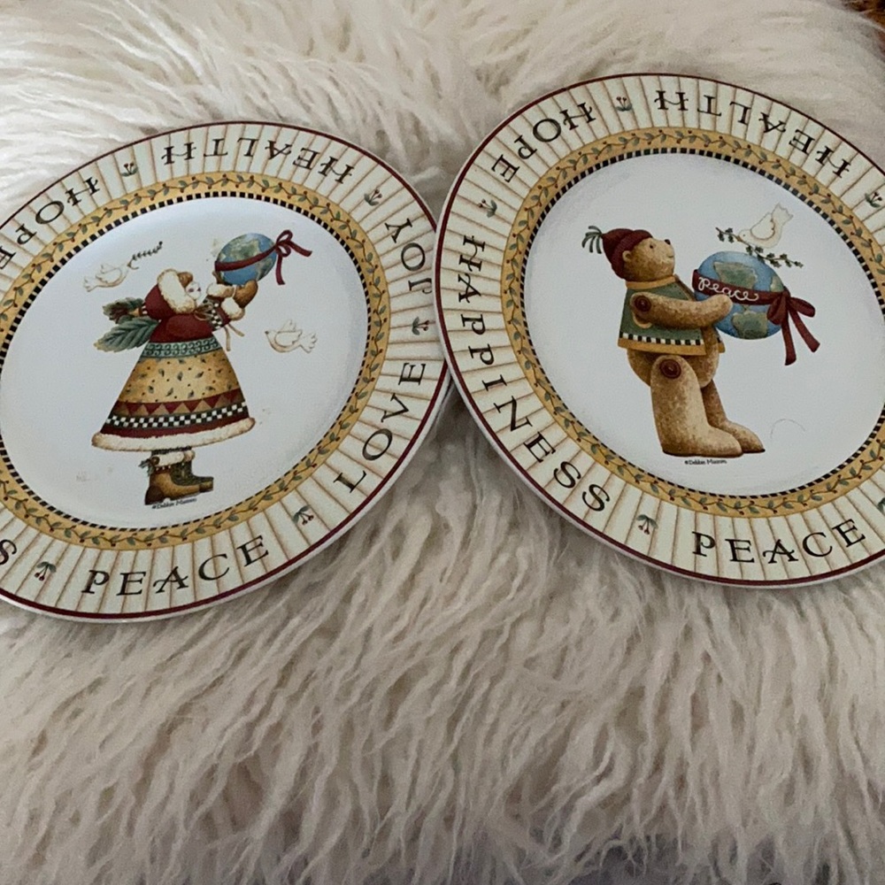 Set of 2 Debbie Mumm stoneware dessert and salad plates.
